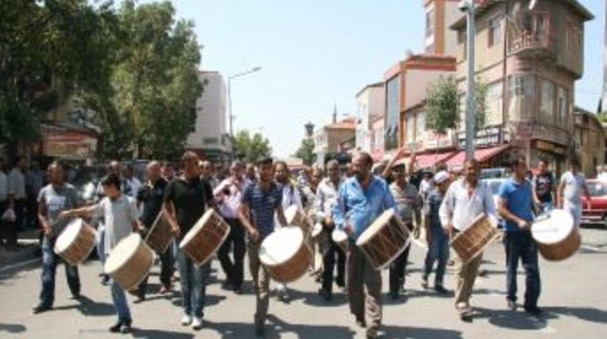 Sungurlu Belediyesi'ne Davullu-zurnalı Asfalt Teşekk&uuml;r&uuml;