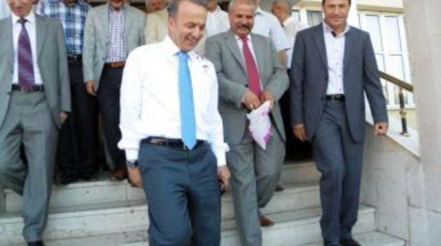 Vali Güner, Ayağına Güller Dökülerek Uğurlandı