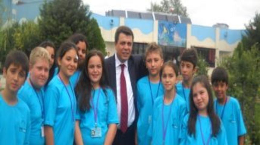 T&uuml;rk Metal &Ccedil;ocuk Meclisine Katılan &Ccedil;ocuklar Şen D&ouml;nd&uuml;