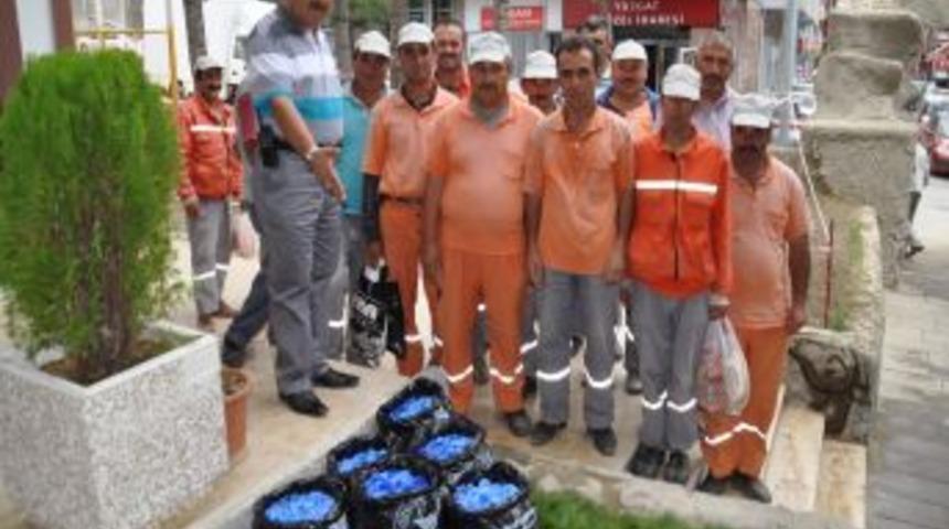 Temizlik Iş&ccedil;ileri Engelliler I&ccedil;in 20 Bin Kapak Topladı