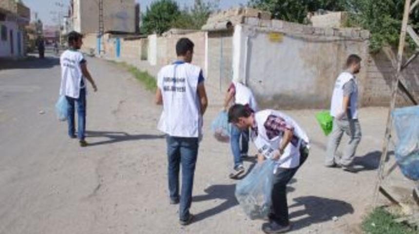 Tatile Gelen &Uuml;niversiteli &Ouml;ğrenciler Mahallelerini Temizledi