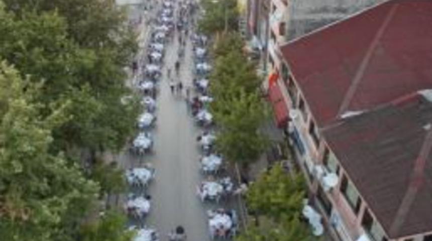 Cadde Trafiğe Kapatıldı, Yola İftar Masaları Kuruldu