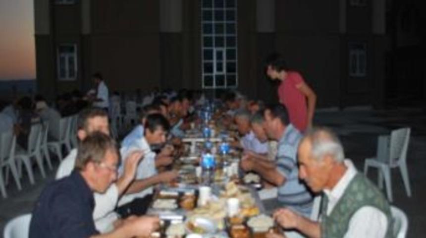 Belediye, Okul İnşaatında &Ccedil;alışan İş&ccedil;ilere İftar Yemeği Verdi