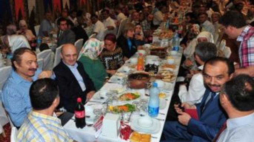 &Ccedil;evre Ve Şehircilik Bakanı Bayraktar Ak&ccedil;aabat İl&ccedil;esinde Partisinin İftarına Katıldı