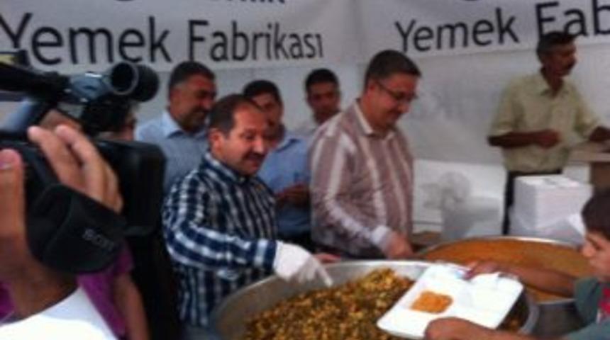 Ak Parti Malatya Milletvekili Faruk &Ouml;z, İftar &Ccedil;adırında Yemek Dağıttı