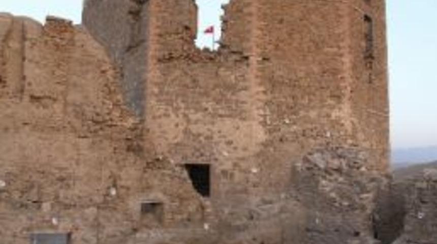 Hoşap Kalesi&rsquo;nde Bu Yılki Kazılar Tamamlandı