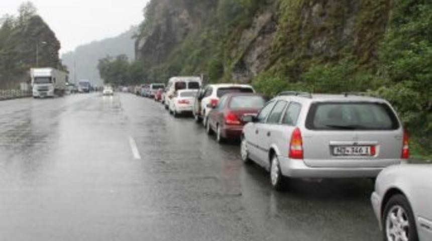 Sarp Sınır Kapısı'nda Ramazan Bayramı &Ouml;ncesi Ara&ccedil; Kuyruğu