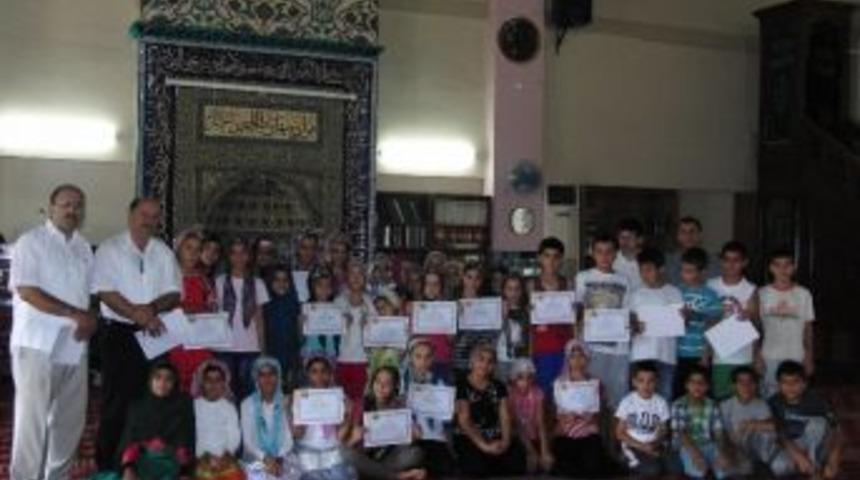 Kur&rsquo;an Kursu &Ouml;ğrencilerinin Sertifika Sevinci