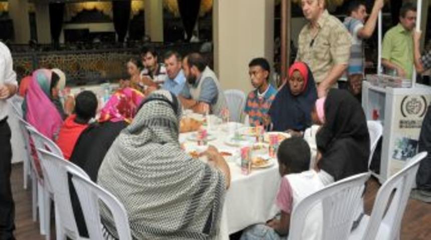 Yetim &Ccedil;ocuklar, Yaşlılarla Iftarda Buluştu