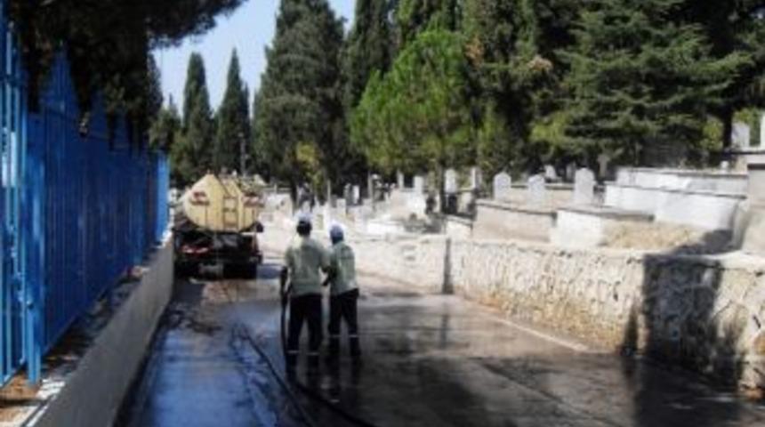 İzmit’te Mezalıklarda Bayram Temizliği Yapıldı