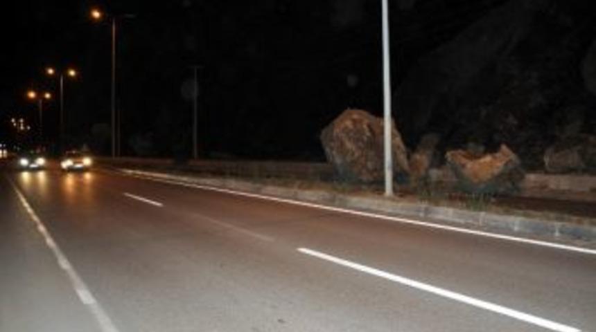 Dağdan Yuvarlanan Kayalar Yolu Kapattı