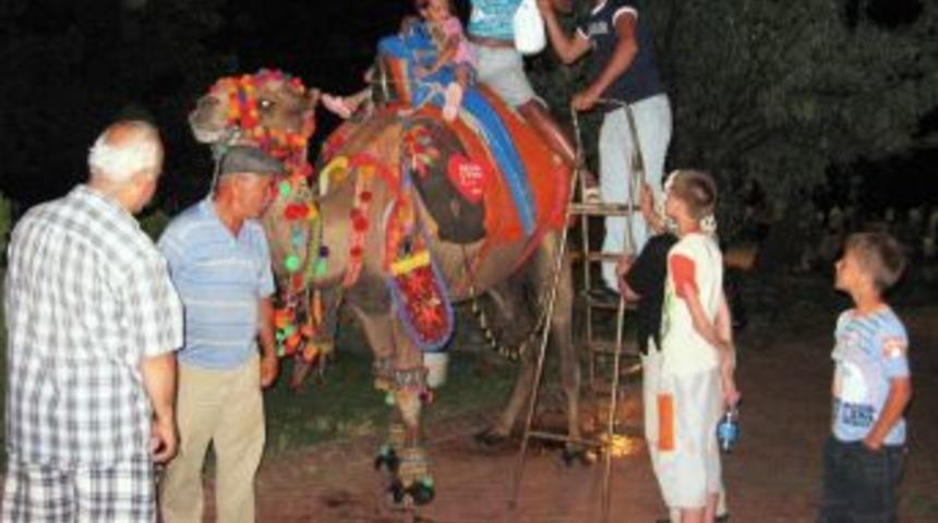 Ak&ccedil;ay Turizmine Deve Ve Midilli Atı Da Katkı Sağlıyor