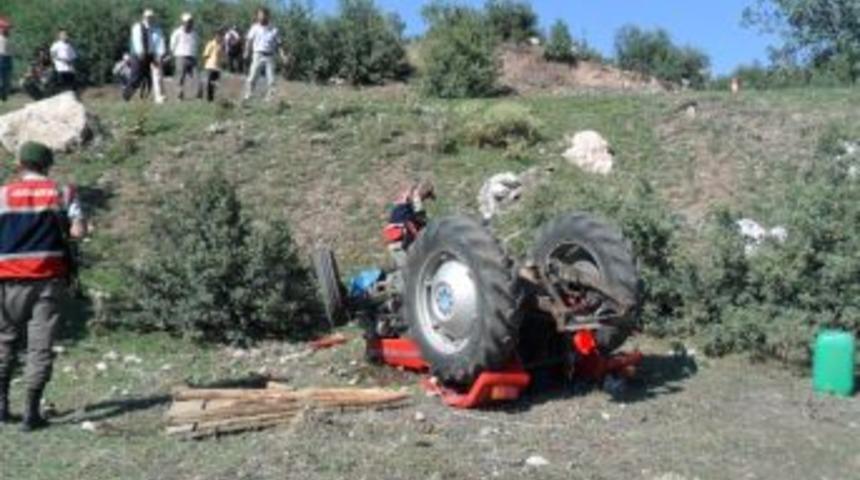 Virajı Alamayan Trakt&ouml;r Devrildi: 1 &Ouml;l&uuml;, 7 Yaralı