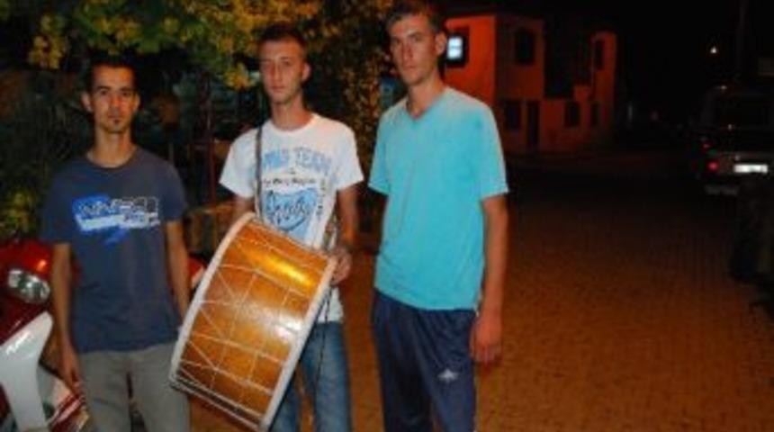 Ramazan Davulunu Askere Gidecek Gen&ccedil;ler &Ccedil;alıyor