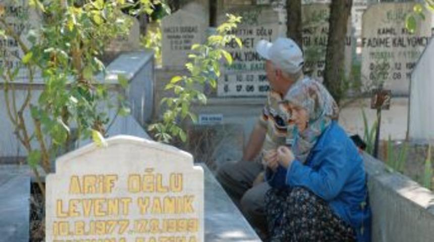 Marmara Depremi'nde Yakınlarını Kaybedenler Mezarlıklara Akın Etti