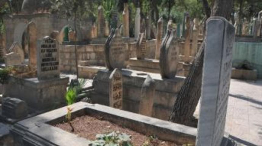 Mezarlıklar Bayrama Hazır