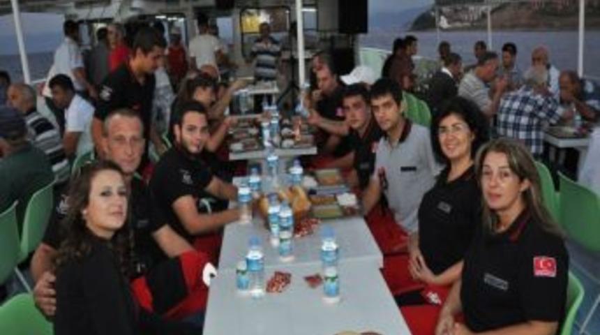 Mudanya Belediye Personeli Denizin Ortasında İftar Yaptı