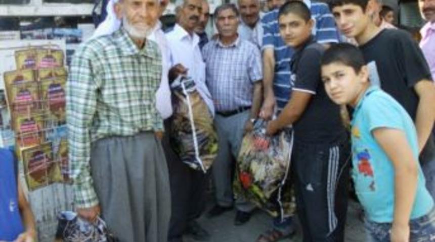 Suru&ccedil; Kızılay Şubesinden Bayramlık Elbise Dağıtımı