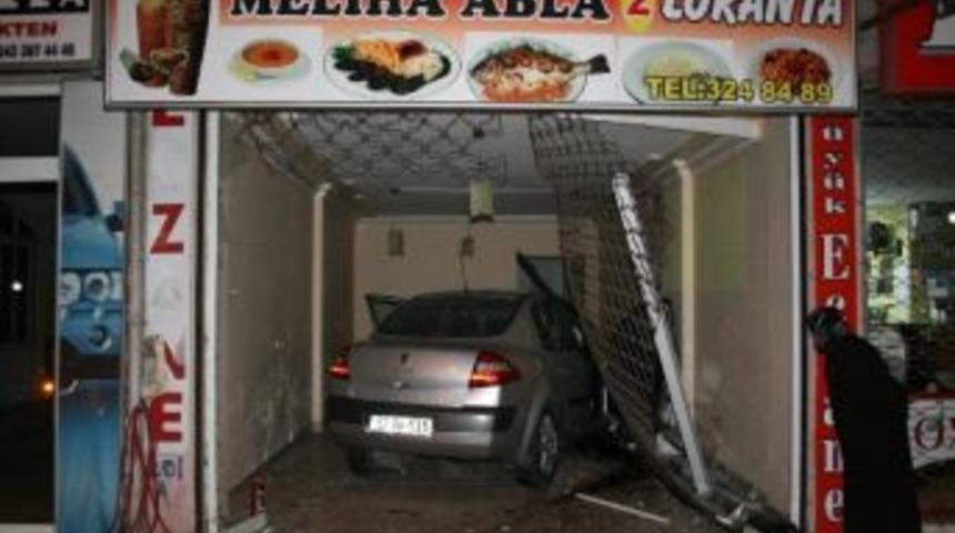 Otomobil İş Yerine Girdi: 1 Yaralı