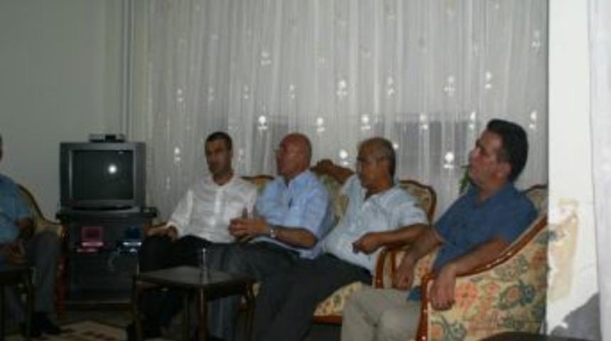 Chp&rsquo;li Vekiller, Cezaevinde &Ouml;len Mahkumun Ailesinin Yanında