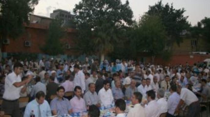 Vali G&uuml;ven&ccedil;, Suru&ccedil;'ta İftar A&ccedil;tı