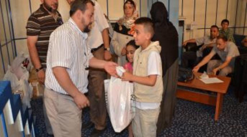 Yetim &Ccedil;ocuklar, Bayramlık Elbiseyle Sevindirildi