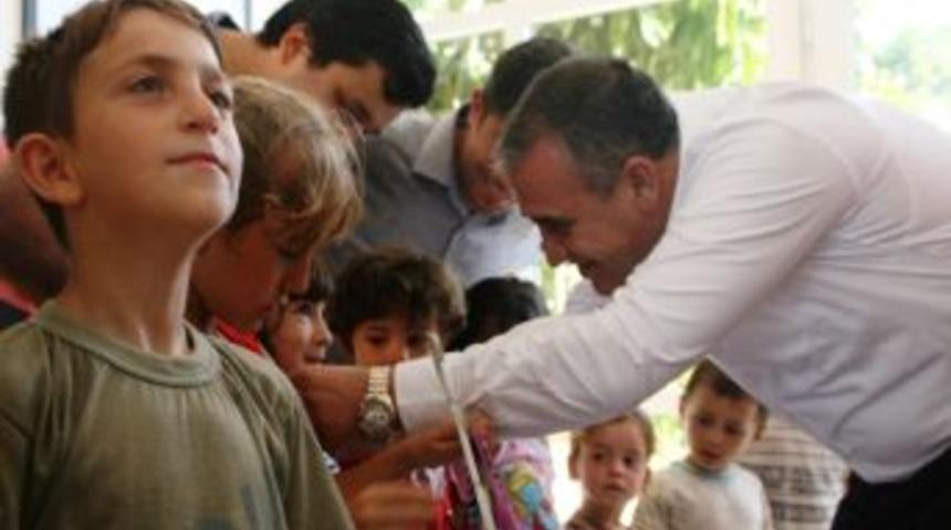 Ak Parti&rsquo;den Suriyeli &Ccedil;ocuklara Giyecek Yardımı