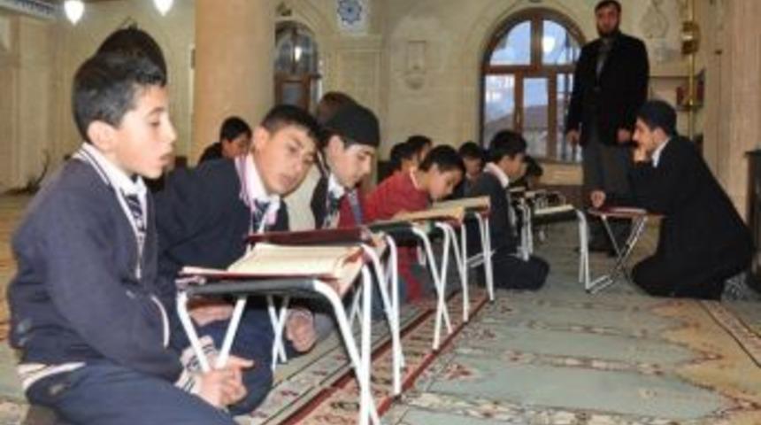 Tatvan&rsquo;da 2 Bin 500 &Ouml;ğrenci Yaz Kur'an Kursunu Tamamladı