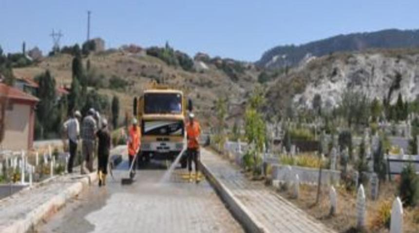 K&uuml;tahya Belediyesi'nden Mezarlıklara Bayram Bakımı