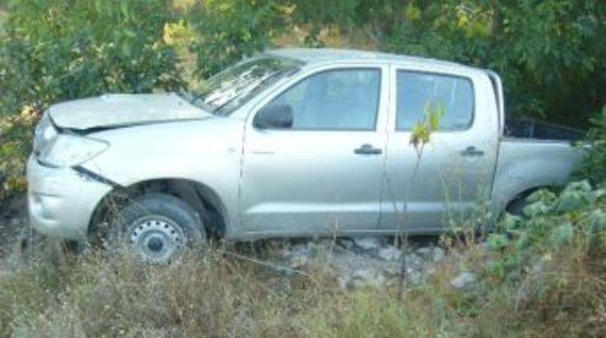 Kamyonet Şarampole Yuvarlandı: 4 Yaralı