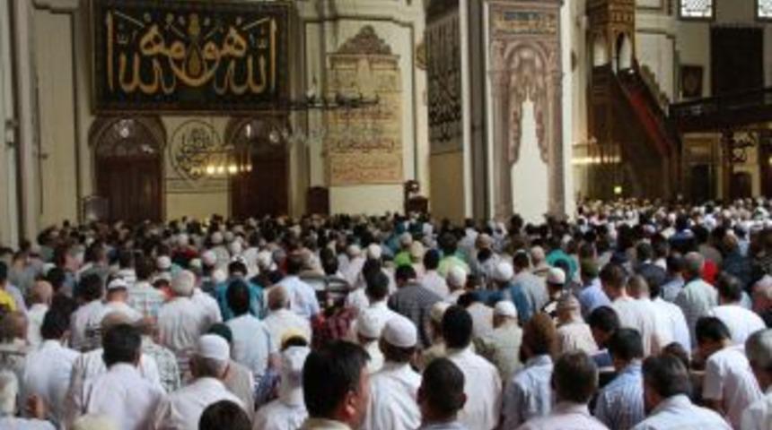 Vatandaşlar, Ramazan Ayının Son Cumasında Ulu Cami&rsquo;ye Akın Etti