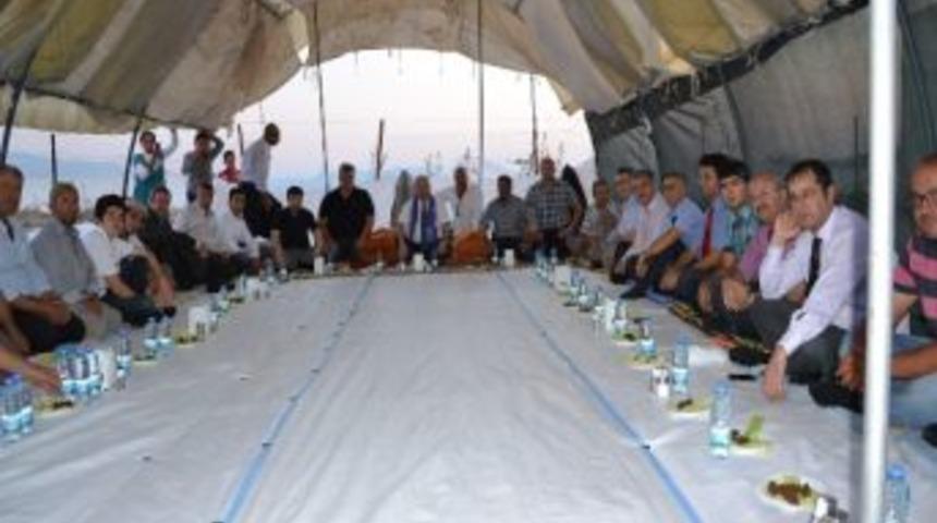 Mevsimlik İş&ccedil;ilerle İftar Yapan Vali Daş&ouml;z Zılgıtla Karşılandı