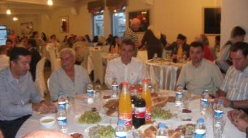 Ak Parti Karasu Teşkilatı İftarda Buluştu