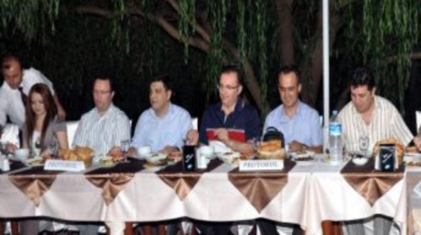 G&ouml;nen Belediye Başkanı H&uuml;seyin Yakar İl&ccedil;e Protokol&uuml;ne İftar Yemeği Verdi
