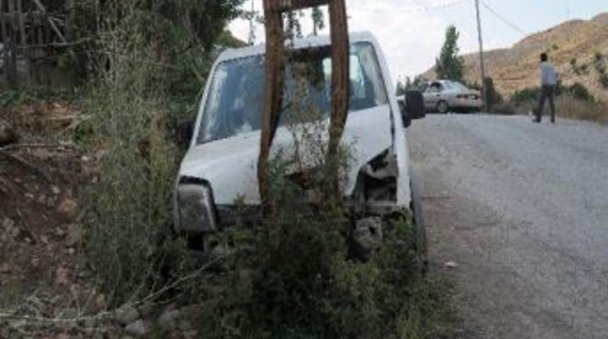 Otomobile &Ccedil;arpmamak İ&ccedil;in Direğe &Ccedil;arptı