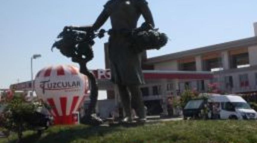 Edirne Belediyesinden &Uuml;z&uuml;m Toplayan Kız Heykeli