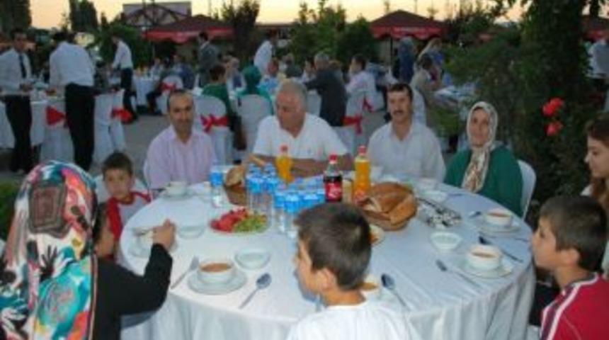 Başkan &Ouml;zden, Belediye Personeli İle İftarda Buluştu