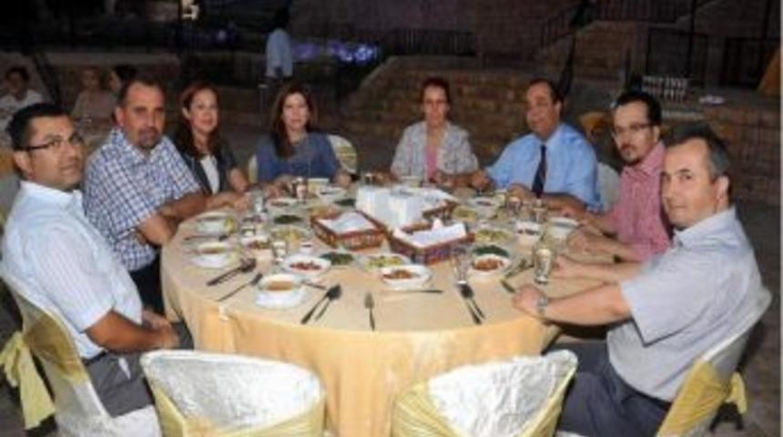 Ad&uuml; Ailesi İki Ayrı İftarda Buluştu