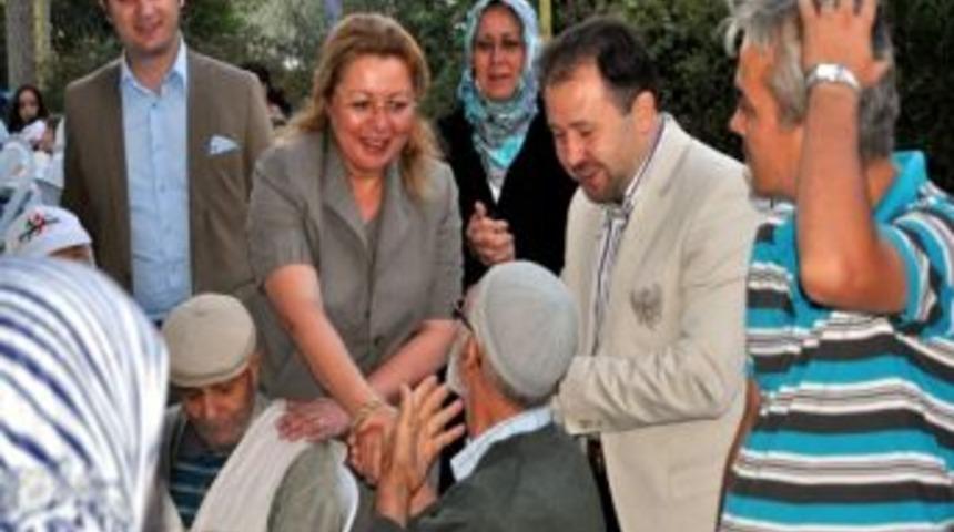 Ak Parti Tepebaşı İl&ccedil;e Teşkilatı Batıkent Mahallesinde İftar Verdi