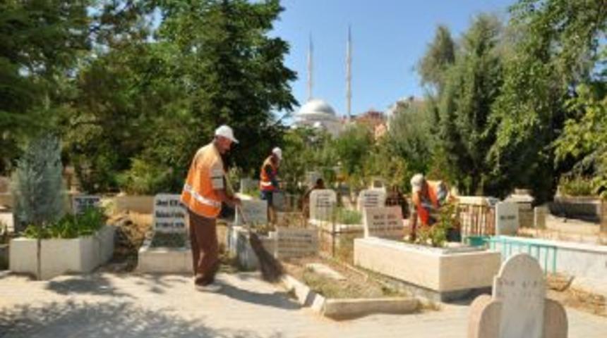 Etimesgut'ta Mezarlıklar Bayrama Hazır