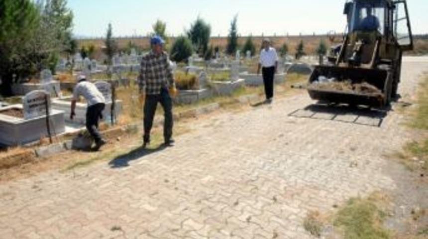 Bandırma Şehir Mezarlığına Bayram Temizliği