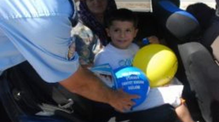 Trafik Polislerinden Ceza Yerine &Ccedil;ikolata İkramı