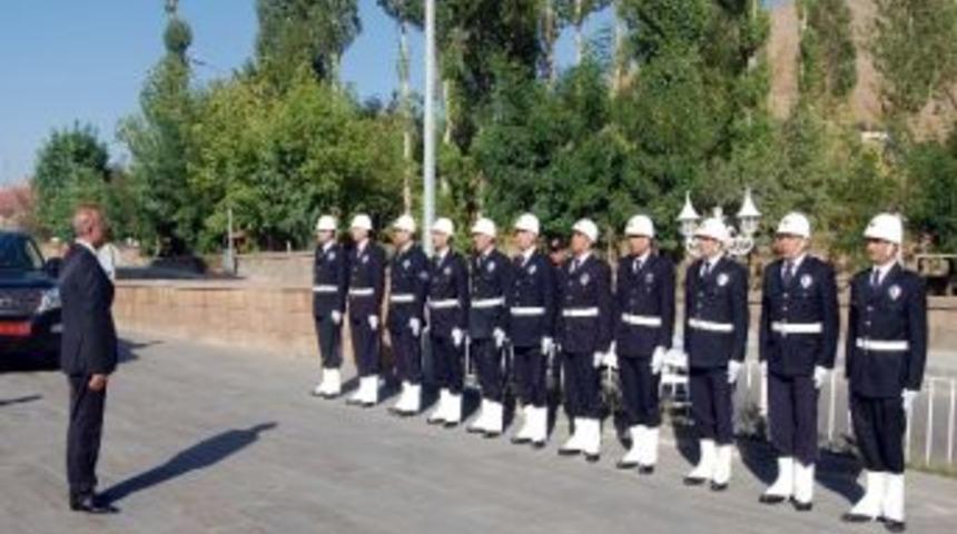 Yeni Bitlis Valisi Veysel Yurdakul G&ouml;revine Başladı
