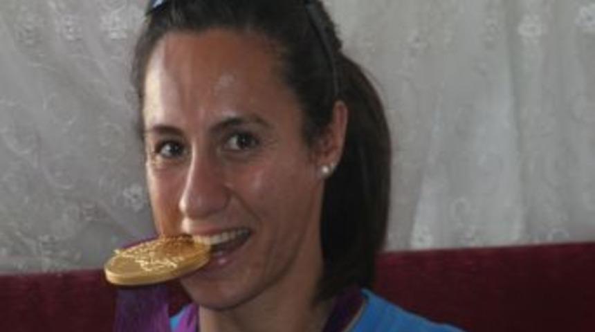 Olimpiyat Şampiyonu Aslı &Ccedil;akır Alptekin Baba Evinde