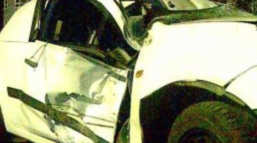 Otomobil Direğe Çarptı: 3 Yaralı