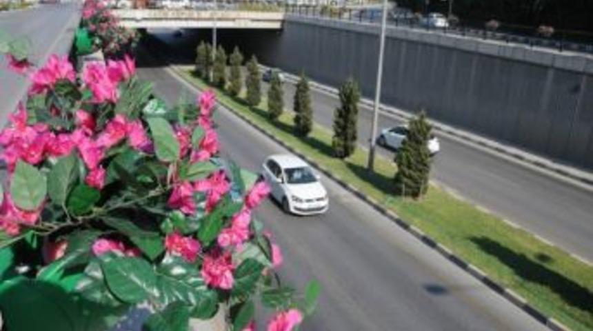 Manisa Belediyesi Fatih K&ouml;prl&uuml; Kavşağını &Ccedil;i&ccedil;eklerle S&uuml;sledi