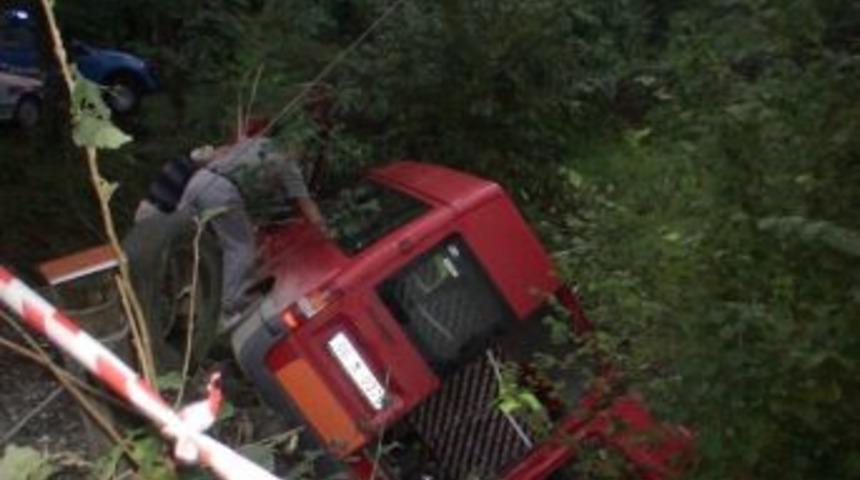 Minib&uuml;s Su Kanalına U&ccedil;tu: 1 &Ouml;l&uuml;, 18 Yaralı