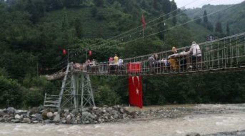 Rize&rsquo;de Asma K&ouml;pr&uuml; &Uuml;zerinde İftar Keyfi