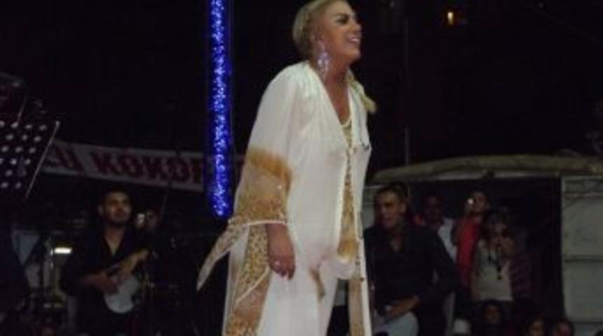 Yorgun D&uuml;şen Mine Koşan Konserini Taburede Tamamladı