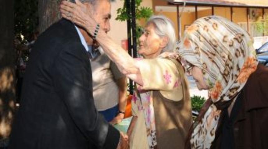 Başkan Kocaoğlu Huzurevindeki Yaşlılarla Bayramlaştı